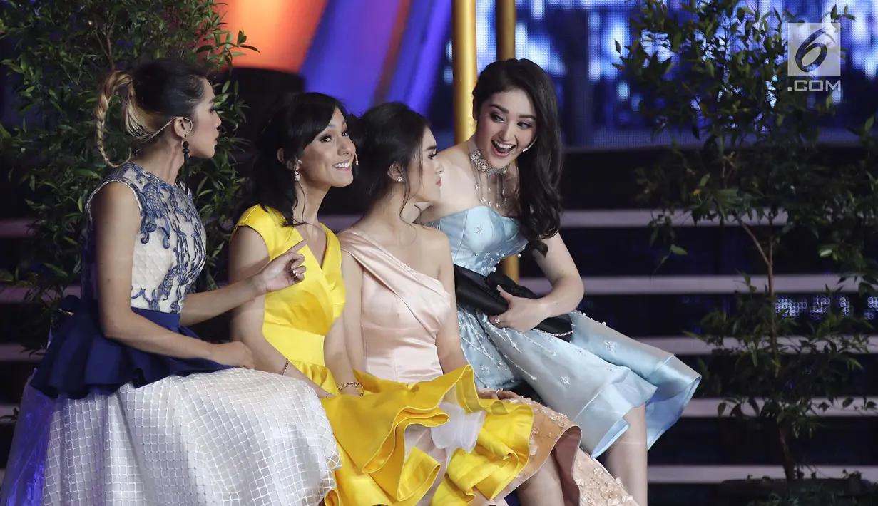  Ranty Maria bersama pemain sinetron Anak Langit lainnya menampilkan drama musikal pada perayaan HUT Ke-27 SCTV di JIExpo Kemayoran, Jakarta, Kamis (24/8). Mereka membawakan drama musikal bertema cinta dan persahabatan. (Liputan6.com/Herman Zakharia)