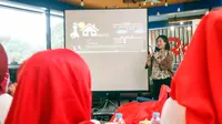Financial Controller AXA Mandiri Sisca Wirjawan memberikan paparan perencanaan keuangan kepada pelaku UMKM di Bogor, Jawa Barat, Selasa (23/8/2022). (Liputan6.com/HO)