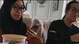 Selain sikap Adiba yang masih bermain HP ketika makan, cara duduk Adiba yang mengangkat satu kaki juga jadi sorotan. Menanggapi beragam komentar, Umi Pipik menyebut jika Umi Pipik juga sering bermain HP ketika makan dan mengangkat satu kaki ketika makan. Berikan penjelasan lebih lanjut, Umi Pipik unggah gambar soal sunnah ketika makan salah satunya duduk dengan cara bertumpu pada kedua lutut dan kedua punggung kakinya. (Liputan6.com/IG/@_ummi_pipik_)