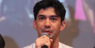 Film 'Abracadabra', Reza Rahadian saat ditemui di XXI Plaza Indonesia, Jakarta Pusat, Rabu (8/1/2020). (Adrian Putra/Fimela.com)