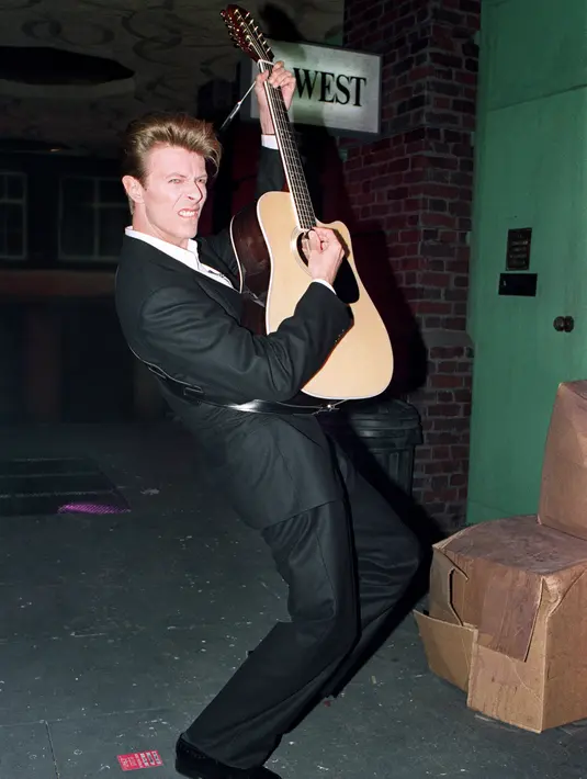 Kabar duka ini disampaikan sendiri oleh ‘David Bowie’ di Twitter sekitar pukul 13.30. Memang bukan ia sendiri yang mengumumkannya karena dia sudah meninggal. Hanya akun pribadinya yang menyampaikan kepergian sang musisi legendaries.(AFP/Bintang.com)