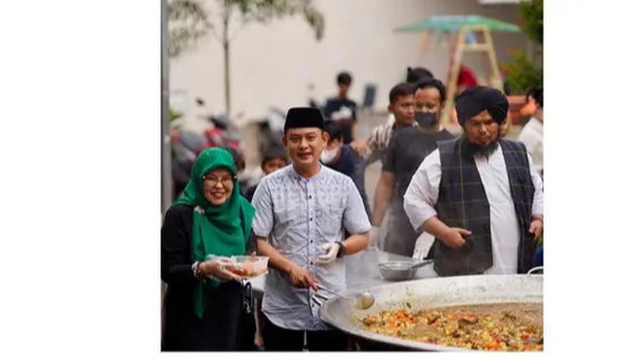 6 Potret Bobon Santoso Masak Besar Bareng Ustaz Derry Sulaiman Usai Menjadi Mualaf di Bulan Ramadan