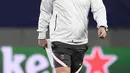 Pelatih PSG, Mauricio Pochettino menyaksikan pemainnya berlatih selama sesi latihan tim di Leipzig, Jerman timur (2/11/2021). Paris Saint-Germain kini memimpin klasemen Grup A dengan tujuh poin dari tiga pertandingan. (AFP/Franck Fife)