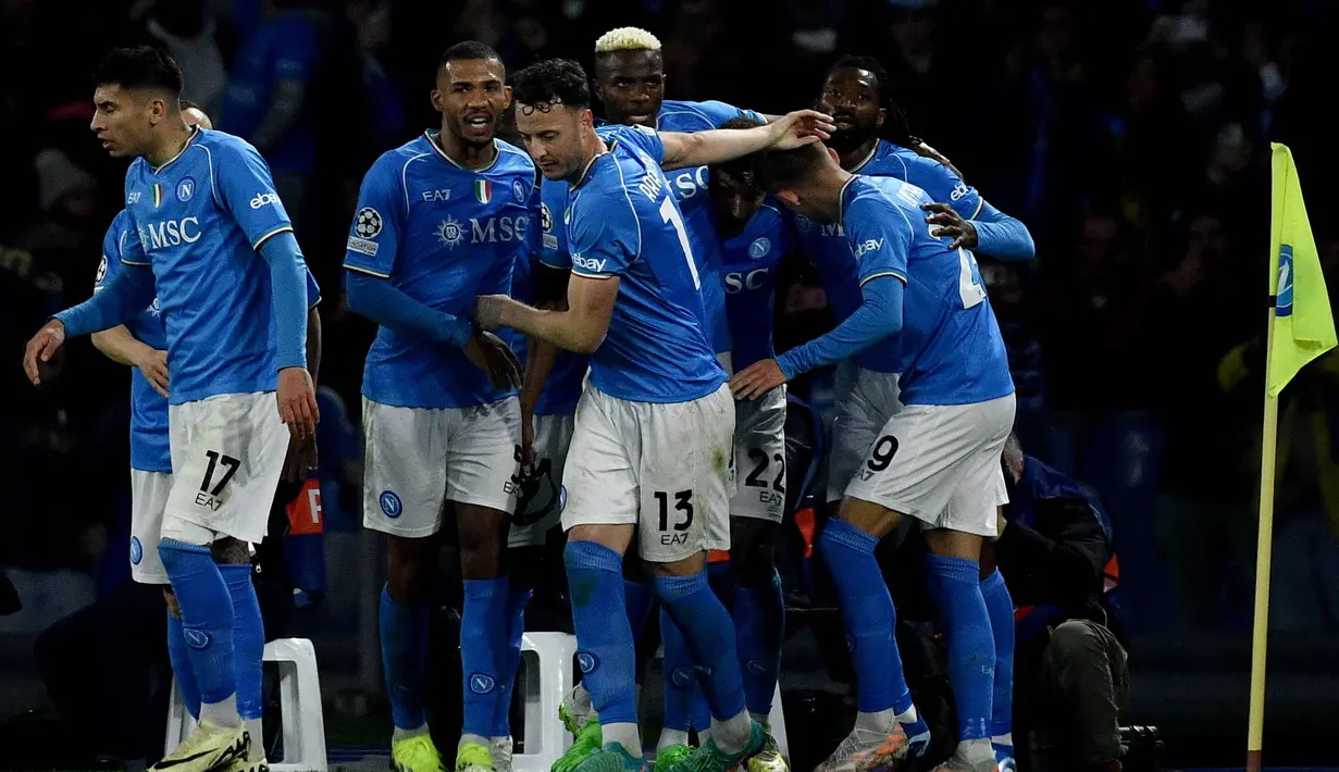 15 menit berselang, Napoli berhasil menyamakan skor lewat tendangan Victor Osimhen. (Filippo MONTEFORTE/AFP)