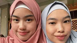 Potret Namira Adjani bareng Kalya Islamadina. Jani dan Kalya terpaut usia tiga tahun, tak heran jika keduanya sangat akrab. Pada foto kebersamaan ini, netizen salah fokus dengan wajah anak dan keponakan Alya Rohali ini bak kembar. Kesehariannya tidak mengenakan hijab, pesona Namira Adjani dan Kalya Islamadina tampil tertutup di Tanah Suci ini bikin netizen pangling. (Liputan6.com/IG/@namiradjani)