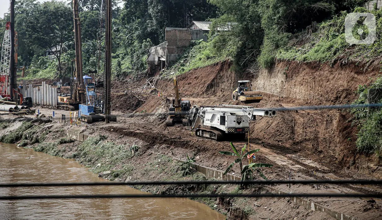 <p>Kendaraan Konstruksi di lokasi pembangunan saringan sampah di Kali Ciliwung pada segmen TB Simatupang di perbatasan Pasar Rebo, Jakarta, Rabu (12/10/2022). Teknologi yang digunakan pada pembangunan ini adalah sampah itu tidak sekadar diangkut, tapi diolah dulu. (Liputan6.com/Faizal Fanani)</p>