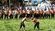 Pegulat Pehlivan dengan celana kisbet kulit saat bertarung dalam turnamen Karrestcek Oil Wrestling ke-25 di Ankara (15/9/2019). Gulat minyak ini oleh Altındag Municipality. (AFP Photo/Adem Altan)
