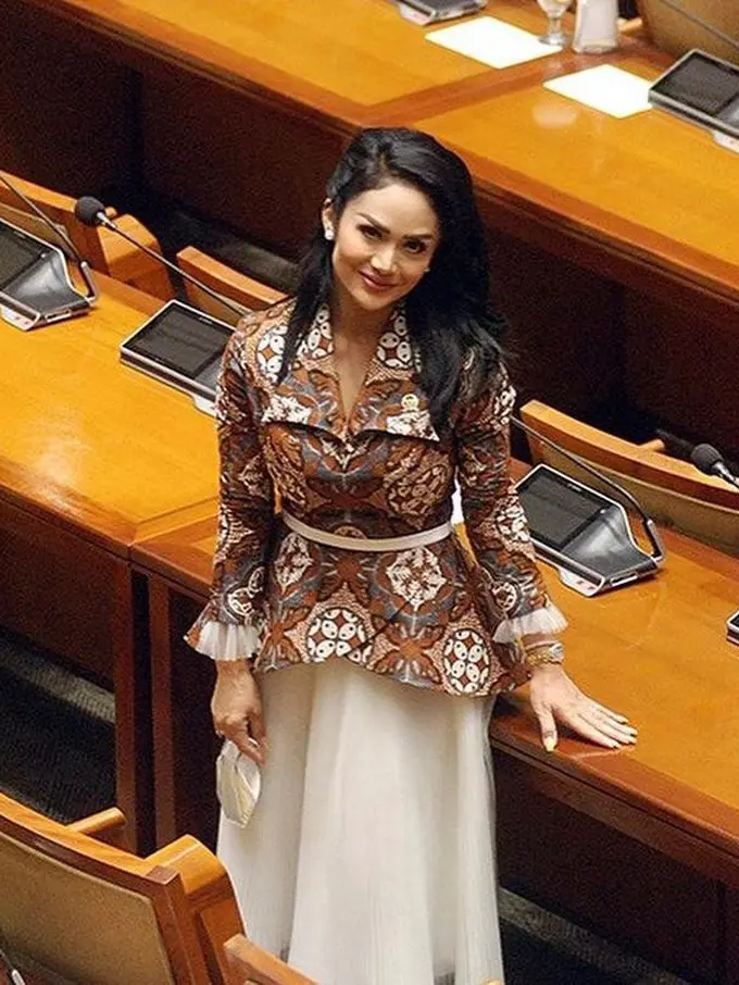 11 Model Atasan Batik Wanita Modern, Simple dan Modis untuk Kerja