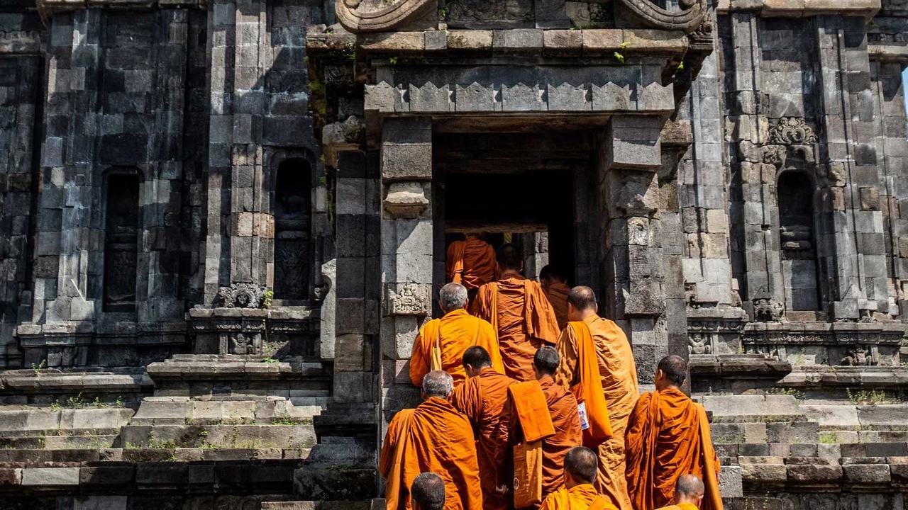 FOTO: Biksu Thudong Tiba di Candi Sewu Sambut Tri Suci Waisak 2026