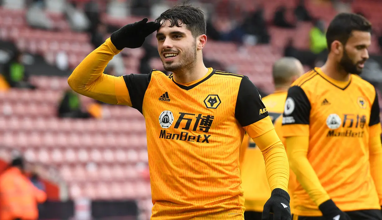 Pedro Neto. Striker berusia 21 tahun ini didatangkan Wolverhampton dari FC Braga pada awal 2019/2020 saat tengah dipinjamkan ke Lazio. Di dua musim awal ia mampu menyumbang 8 gol dan 9 assist di Liga Inggris. Musim ini ia sama sekali belum dimainkan akibat cedera lutut parah. (AFP/Pool/Andy Rain)