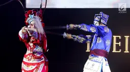 Seniman menghibur penonton pada pertunjukan Beijing Opera, di Avenue of The Star, Lippo Mall Kemang, Jakarta, Minggu (16/9). Pertunjukkan ini menghadirkan kolaborasi legenda Tiongkok dengan budaya Indonesia. (Liputan6.com/Fery Pradolo)