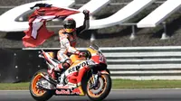 Selebrasi pembalap Repsol Honda, Marc Marquez usai memenangkan balapan MotoGP Thailand 2018.