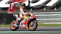 Selebrasi pembalap Repsol Honda, Marc Marquez usai memenangkan balapan MotoGP Thailand 2018.