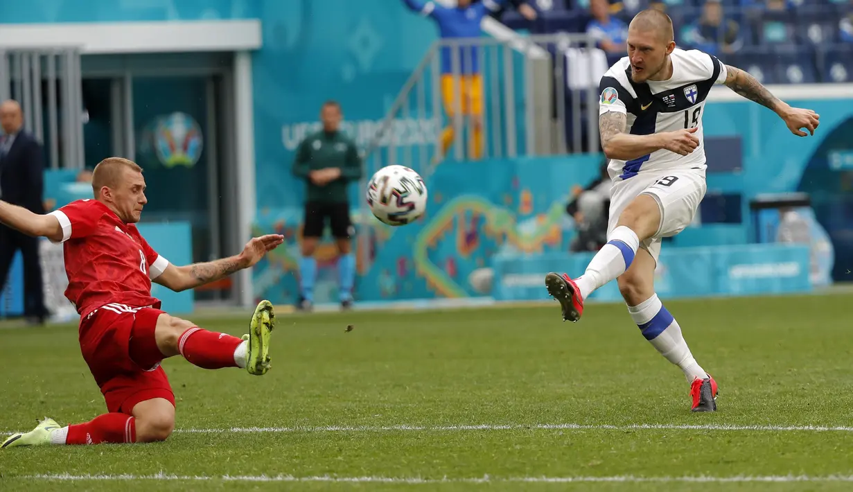 Gelandang Finlandia, Joni Kauko menembak bola saat bertanding melawan Rusia pada pertandingan grup B Euro 2020 di stadion Gazprom Arena di St. Petersburg, Rusia, Rabu (16/6/2021). Rusia Kini mereka sudah mengumpulkan tiga poin dari dua laga, sama dengan Finlandia. (Evgenia Novozhenina/Pool via AP)