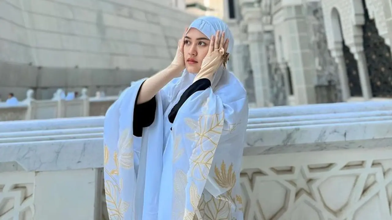 7 Potret Happy Asmara Jalani Umroh, Penampilan Berhijab Curi Perhatian