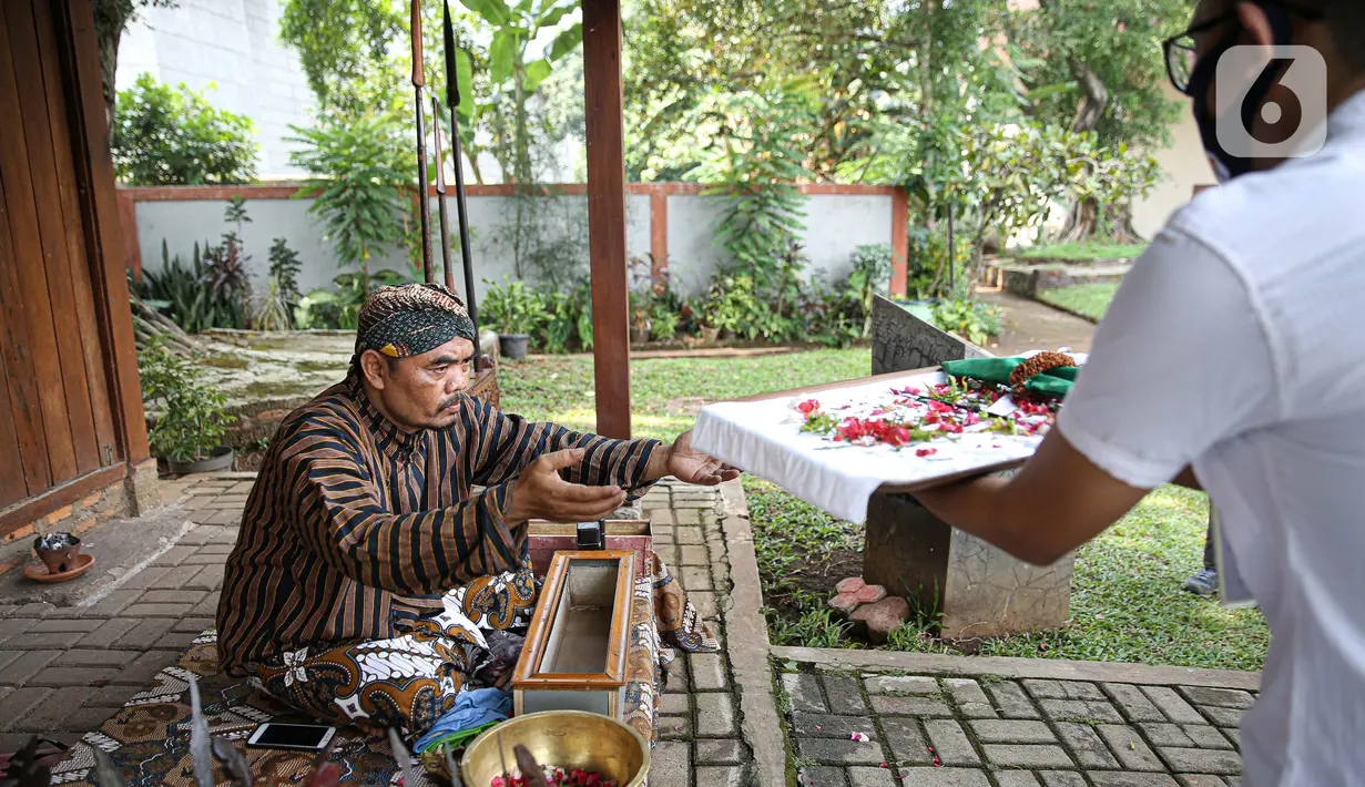 Nasip Hadi Prayitno (51) melakukan ritual jamasan atau pencucian keris di Museum Pusaka TMII, Jakarta, Kamis (20/8/2020). Pencucian keris bertujuan membersihkan karat dari badan keris. (Liputan6.com/Faizal Fanani)