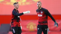Saat ini Manchester United memiliki dua kiper brilian di bawah mistar gawang. Sebelum Dean Henderson kembali ke Old Trafford, posisi David de Gea amat nyaman sebagai kiper utama. Kini posisi itu menjadi panas dengan penampilan apik Henderson. Apa saja kelebihannya? (AFP/Richard Heathcote/Pool)
