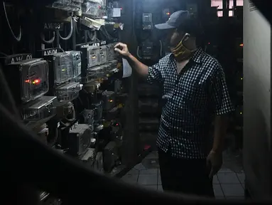 Seorang pria memasukkan pulsa token listrik di Rumah Susun Bendungan Hilir 2, Jakarta, Rabu (20/1/2021). Pemerintah memperpanjang Program Pemulihan Ekonomi Nasional (PEN) Sektor Ketenagalistrikan berupa subsidi listrik hingga Maret 2021, yang dapat diklaim mulai 7 Januari. (Liputan6.com/Herman Zakha