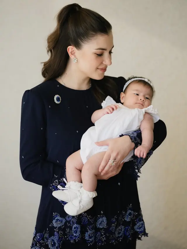 Pesona Young Mom Anisha Rosnah dalam Kebaya Kurung Elegan, Abadikan Momen Mandi Belawat Bersama Buah Hati