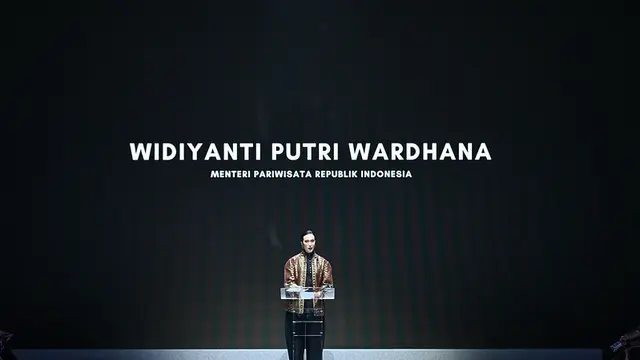 Menpar Widi Wardhana Buka Jakarta Fashion Week 2027, Tampil Formal dengan Sentuhan Wastra