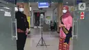Duta Pelayanan Imigrasi berdiri di kantor Imigrasi kelas 1 TPI Jakarta Timur, Jumat (11/06/2021). Pemohon yang ingin mengajukan permohonan paspor atau penggantian perlu mengambil nomor antrean melalui Aplikasi Layanan Paspor Online. (Liputan6.com/Herman Zakharia)