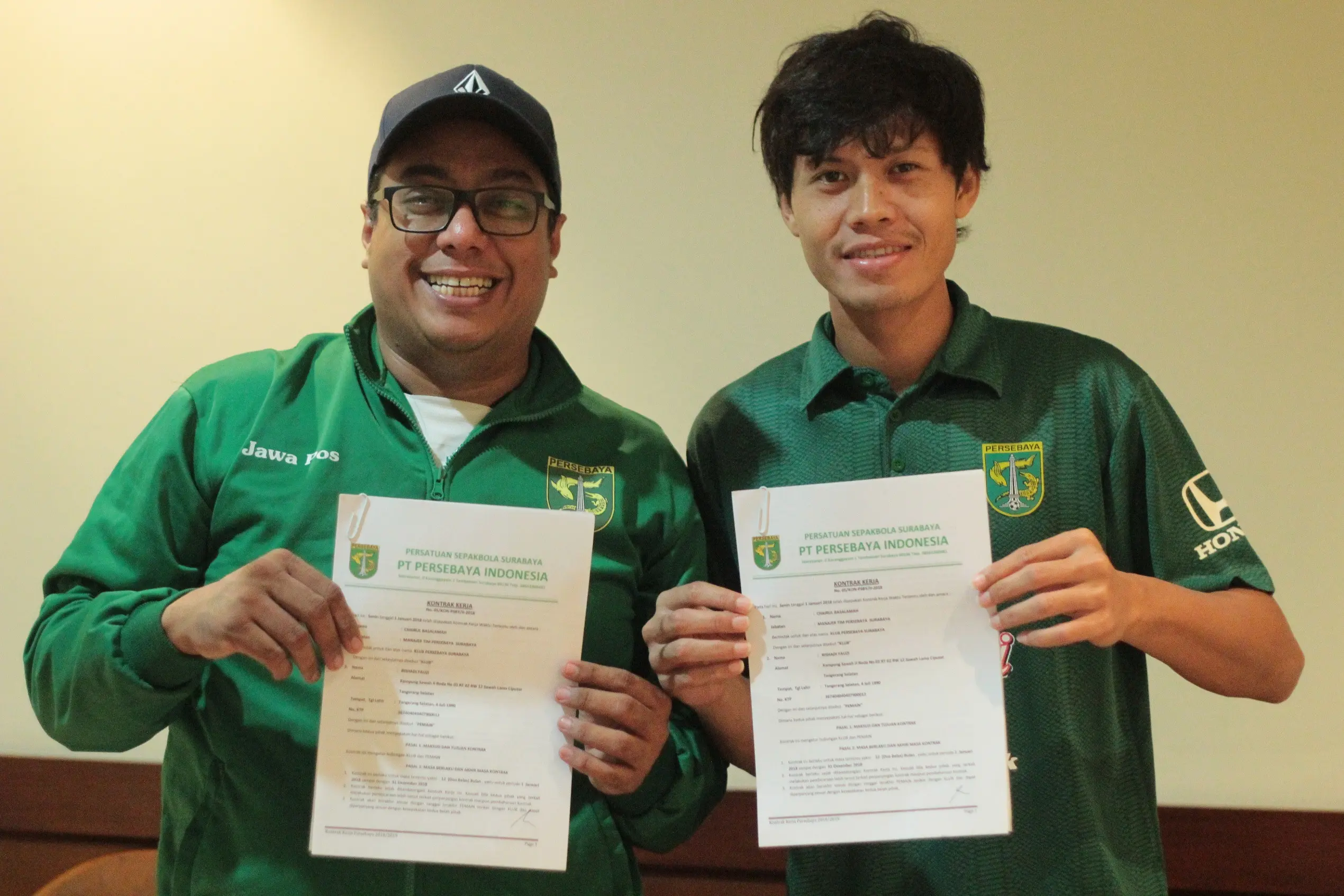 Rishadi Fauzi (kanan) mendapatkan perpanjangan kontrak di Persebaya (Liputan6.com/Dimas Angga P)