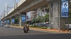 Pengendara melintasi videotron penghormatan kepada tenaga medis yang gugur akibat Covid-19 di tiang penyangga lintasan MRT, Jalan Sisingamangaraja, Jakarta, Jumat (18/9/2020). Keberadaan videotron tersebut diharap mampu membuat masyarakat waspada akan ancaman Covid-19. (Liputan6.com/Herman Zakharia)