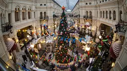 Dekorasi Natal dan Tahun Baru menghiasi Moscow GUM State Department Store di Moskow, Rusia, Selasa (4/12). (AP Photo/Alexander Zemlianichenko)