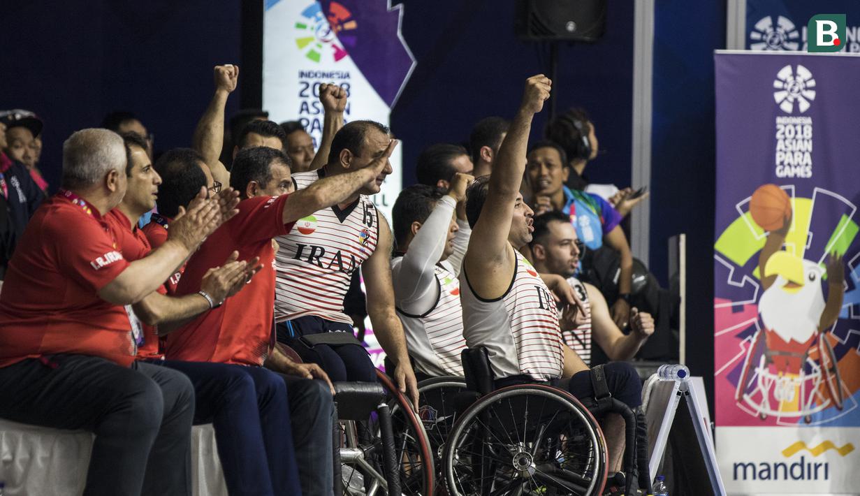 Para pebasket kursi roda cadangan Iran merayakan kemenangan atas Jepang pada final Asian Para Games di Hall A Senayan, Jakarta, Sabtu (13/10). Iran menang 68-66 atas Jepang. (Bola.com/Vitalis Yogi Trisna)