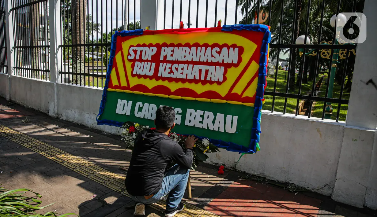Isi karangan bunga tersebut menyatakan kekecewaan para nakes terhadap pemerintah dan meminta untuk menghentikan pembahasan RUU Kesehatan Omnibuslaw. (Liputan6.com/Faizal Fanani)
