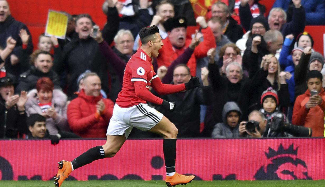 Pemain Manchester United, Alexis Sanchez merayakan golnya ke gawang Swansea City pada laga Premier League di Old Trafford, (31/3/2018).  Manchester United menang 2-0. (Anthony Devlin/PA via AP)