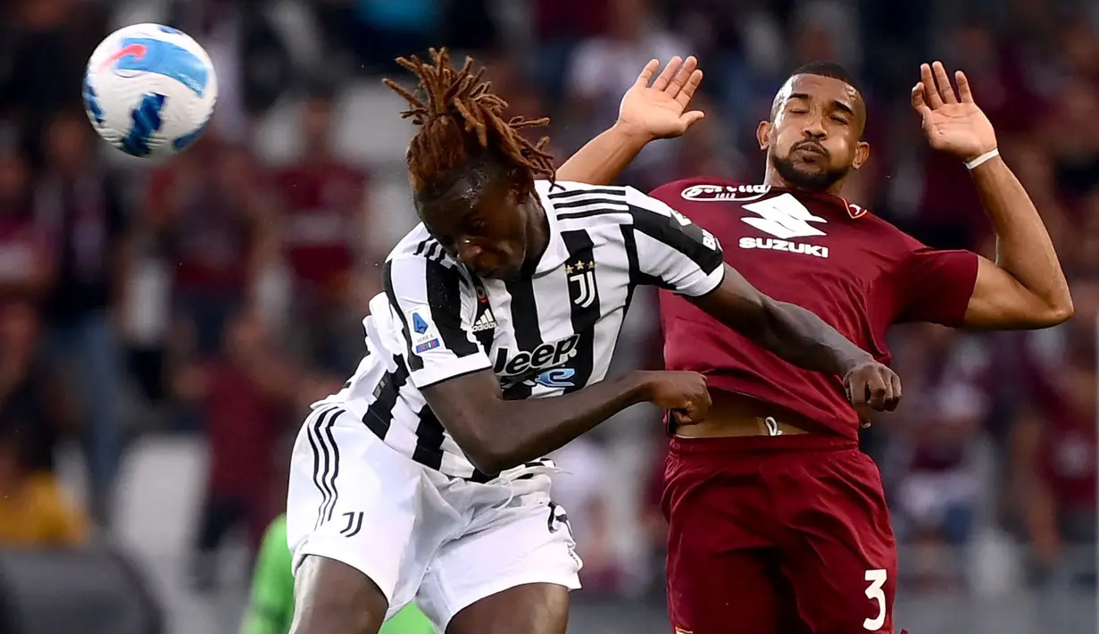 Juventus bermain menekan sejak dimulainya babak pertama. Hasilnya, Moise Kean (kiri) mampu mengancam gawang Torino saat laga baru berjalan tiga menit. Bidikannya dari dalam kotak penalti sayangnya masih melebar. (AFP/Marco Bertorello)