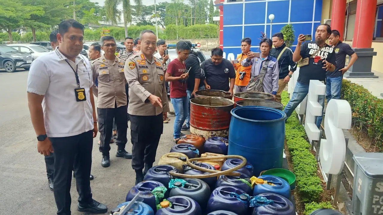 Satu Keluarga di Palembang Jalani Bisnis Ilegal, Belasan Jerigen BBM Bersubsidi Diselundupkan