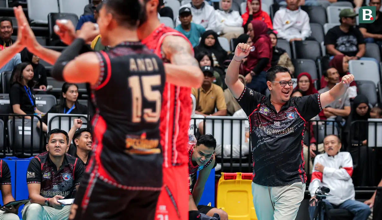 <p>Selebrasi pelatih Palembang Bank SumselBabel, Iwan Dedi Setiawan setelah timnya mencetak angka saat menghadapi Jakarta STIN BIN pada laga perebutan peringkat ketiga PLN Mobile Proliga 2024 di Indonesia Arena, Senayan, Jakarta, Minggu (21/7/2024). Palembang Bank SumselBabel menang 3-0 (25-17, 25-20, 25-18). (Bola.com/Bagaskara Lazuardi)</p>