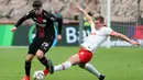 Gelandang Leverkusen, Kai Havertz, berebut bola dengan bek RB Leipzig, Willi Orban vie, dalam laga kompetisi Bundesliga di Leverkusen, Jerman pada 6 April 2019. Bayer Leverkusen kalah 2-4 atas Leipzig. (AFP/Hasan Bratic)