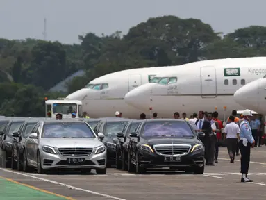 Deretan mobil mewah rombongan Presiden Joko Widodo dan Raja Arab Saudi Salman bin Abdulaziz al-Saud bersiap di Bandara Halim Perdanakusuma, Rabu (3/1). (Liputan6.com/Fery Pradolo)