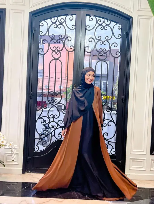 Abaya dubai saat ini sedang trend, lho. Kamu dapat menggunakan abaya outer dubai berwarna terracotta dengan inner dan jilbab hitam. Jangan lupa buat Tik Tok  dengan sound"Habibi", ya! (instagram/shireensungkar)