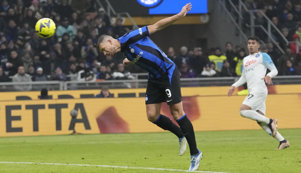 Gol kemenangan Inter ke gawang Napoli dicetak Edin Dzeko pada menit ke-56. Berdiri bebas di kotak penalti, striker berusia 36 tahun itu dengan leluasa menanduk bola umpan silang Federico Dimarco. (AP Photo/Luca Bruno)