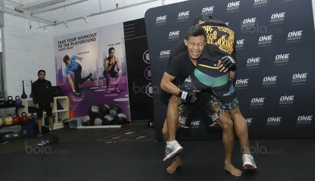 Petarung Indonesia, Adrian Matheis, saat menggelar latihan terbuka jelang laga One Championship di Senayan, Jakarta, Kamis (14/07/2017). Pertarungan tersebut akan berlangsung di JCC, Jakarta, Sabtu (16/9/2017). (Bola.com/M Iqbal Ichsan)