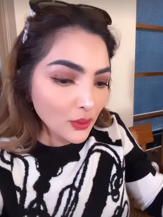 Senada dengan Aurel, Ashanty pun kenakan outfit hitam putih yang lebih nyaman. Ia padukan long sleeve wool dengan celana abu-abu [@ashanty_ash]