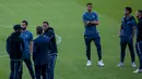 Pemain Inter Milan memeriksa lapangan Camp Nou di Barcelona, Spanyol (23/10). Inter akan bertanding melawan Barcelona pada grup B Liga Champions. (AP Photo/Joan Monfort)