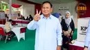 Capres nomor urut 2 Prabowo Subianto memberikan hak pilihnya di TPS 033 Bojong Koneng. Prabowo tiba di TPS mengenakan kemeja biru muda bersama ajudannya dan beberapa sekertaris pribadi yang juga mengenakan kemeja warna senada. [@lingkarnusantaraofficial]