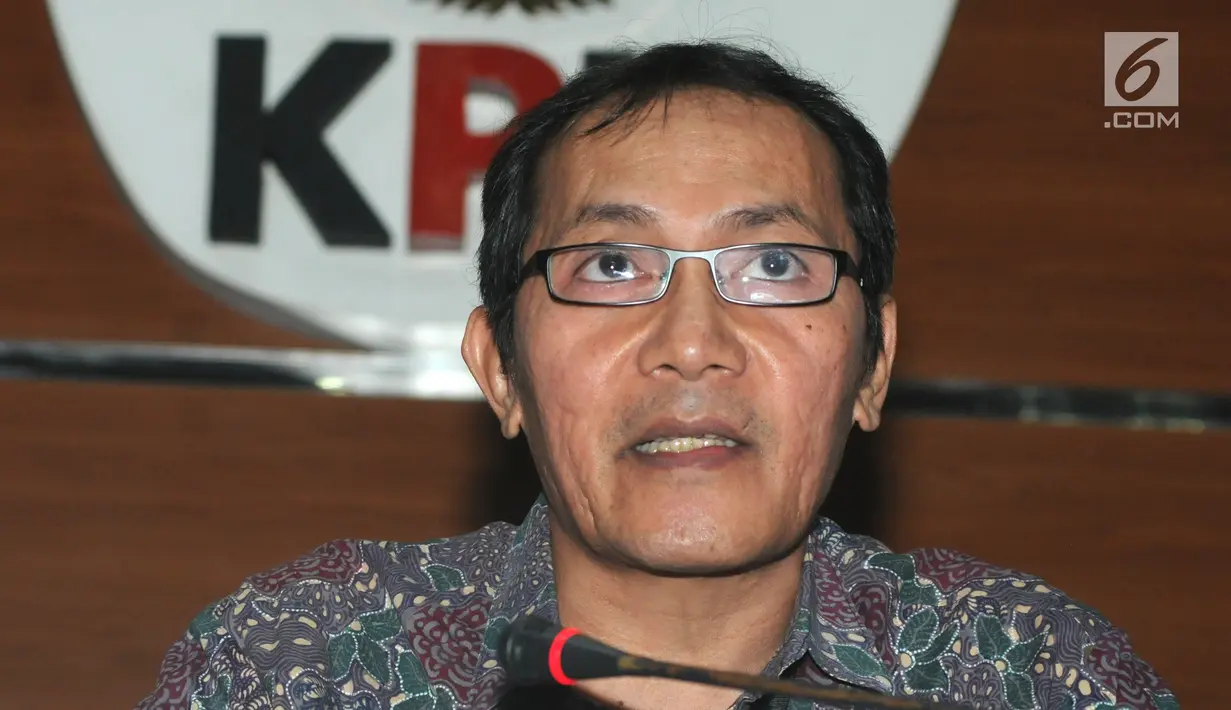 Wakil Ketua KPK Saut Situmorang memberi keterangan perkembangan kasus Bupati Malang Rendra Kresna di Gedung KPK, Jakarta, Kamis (11/10). Pihak swasta yang ditetapkan menjadi tersangka adalah Ali Murtopo dan Eryk Armando Talla. (Merdeka.com/Dwi Narwoko)