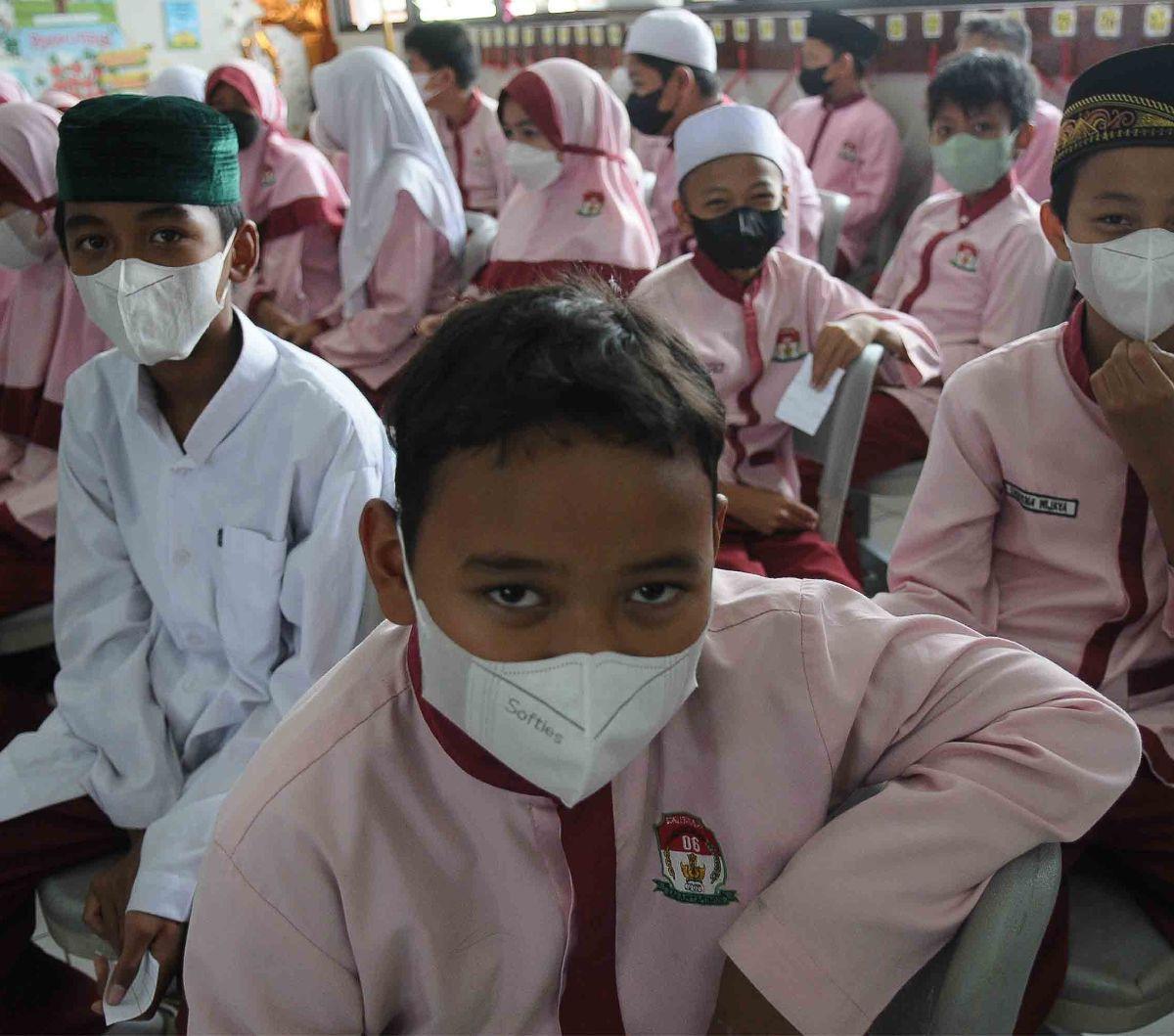 Sejumlah murid SDN 06 Lubang Buaya, Jakarta, menjalani pemeriksaan kesehatan dalam rangka skrining penderita infeksi saluran pernapasan akut (ISPA) di lingkungan sekolah, pada Jumat (25/6/2023).&nbsp; Bagian yang diperiksa dalam pemeriksaan kesehatan ini 