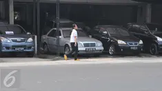 Warga melintas di depan sejumlah mobil di showroom penjualan mobil bekas di kawasan Depok, Rabu (1/7/2015). Menjelang Lebaran, tingkat penjualan mobil bekas hanya menimgkat sekitar 10-15%. (Liputan6.com/Herman Zakharia)