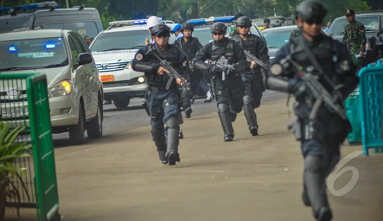 Sejumlah anggota TNI mengikuti latihan gabungan pengamanan di Jakarta, Kamis (9/4/2015). Latihan gabungan bertujuan untuk melatih kesigapan  jelang KTT Asia-Afrika ke-60 di Jakarta dan Bandung. (Liputan6.com/Faizal Fanani)