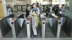 Model memasuki stasiun saat mengikuti acara Jakarta Fashion & Food Festival (JFFF) 2019 dalam gerbong Light Rail Transit (LRT) Jakarta rute Stasiun Velodrome-Stasiun Boulevard Utara, Jakarta, Selasa (13/8/2019). Busana berasal dari lima UKM terpilih. (merdeka.com/Iqbal Nugroho)