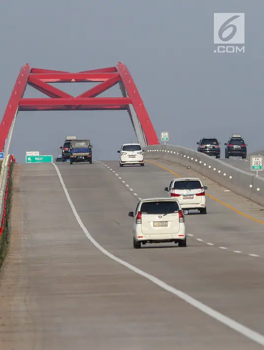 Kendaraan pemudik melintas di Jembatan Kalikuto di ruas jalan tol Batang - Semarang, Jawa Tengah, Minggu (2/6/2019). Memasuki H-3 Lebaran, kepolisian dan pengelola jalan tol masih memberlakukan jalan tol satu arah (One Way) dari Jakarta menuju Semarang. (Liputan6.com/Herman Zakharia)