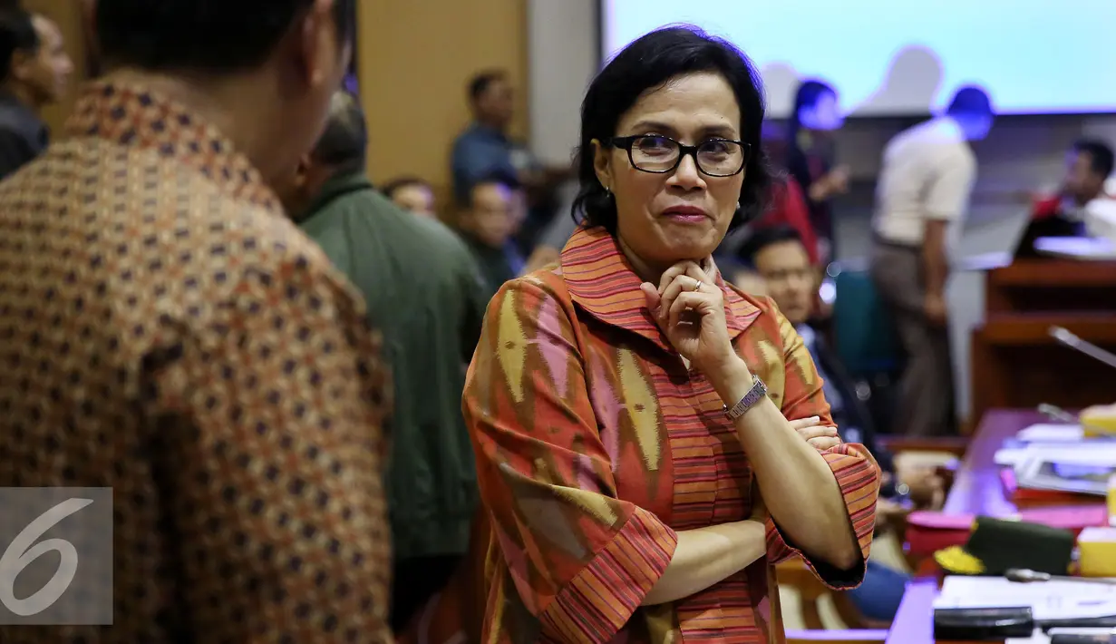 Menteri Keuangan Sri Mulyani  berbincang sebelum melakukan Rapat Kerja dengan Komisi I DPR di Gedung Nusantara II, Kompleks Parlemen, Senayan, Jakarta, Kamis (13/10). (Liputan6.com/Johan Tallo)