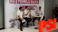 Wakil Ketua PSI Andy Budiman (kedua dari kiri) saat jumpa pers di Kantor DPP PSI, Jalan Wahid Hasyim Jakarta Pusat, Selasa (13/4/2025) (Liputan6.com/Muhammad Radityo Priyasmoro)